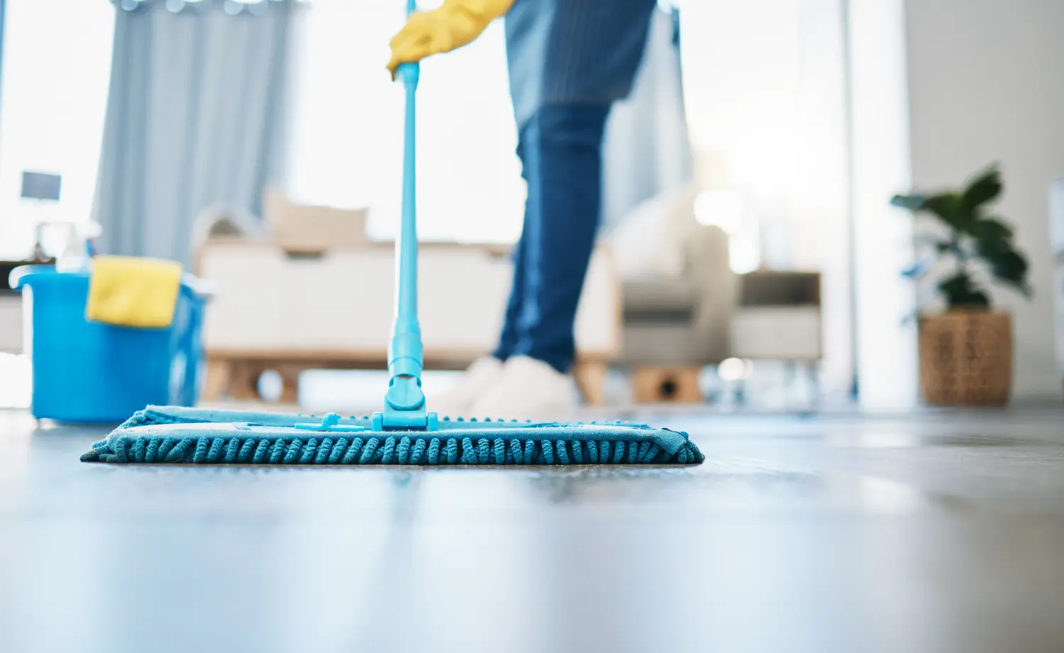 Hauswirtschaft, Reinigung und Dienstmädchen mit einem Mopp, um den Wohnzimmerboden in einem Haus zu reinigen. Hausangestellte,