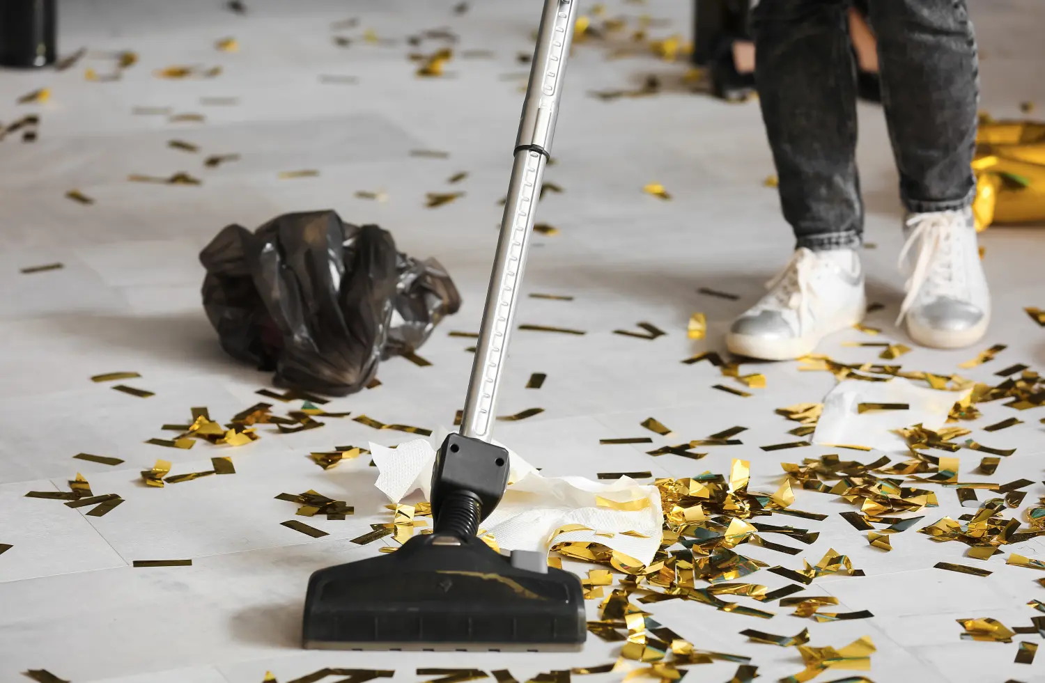 Hausmeisterin reinigt den Boden im Büro nach der Neujahrsparty, Nahaufnahme